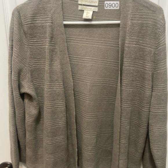 Cynthia Rowley cardigan large
Tan
No buttons
Great condition
100% linen - Picture 2 of 9